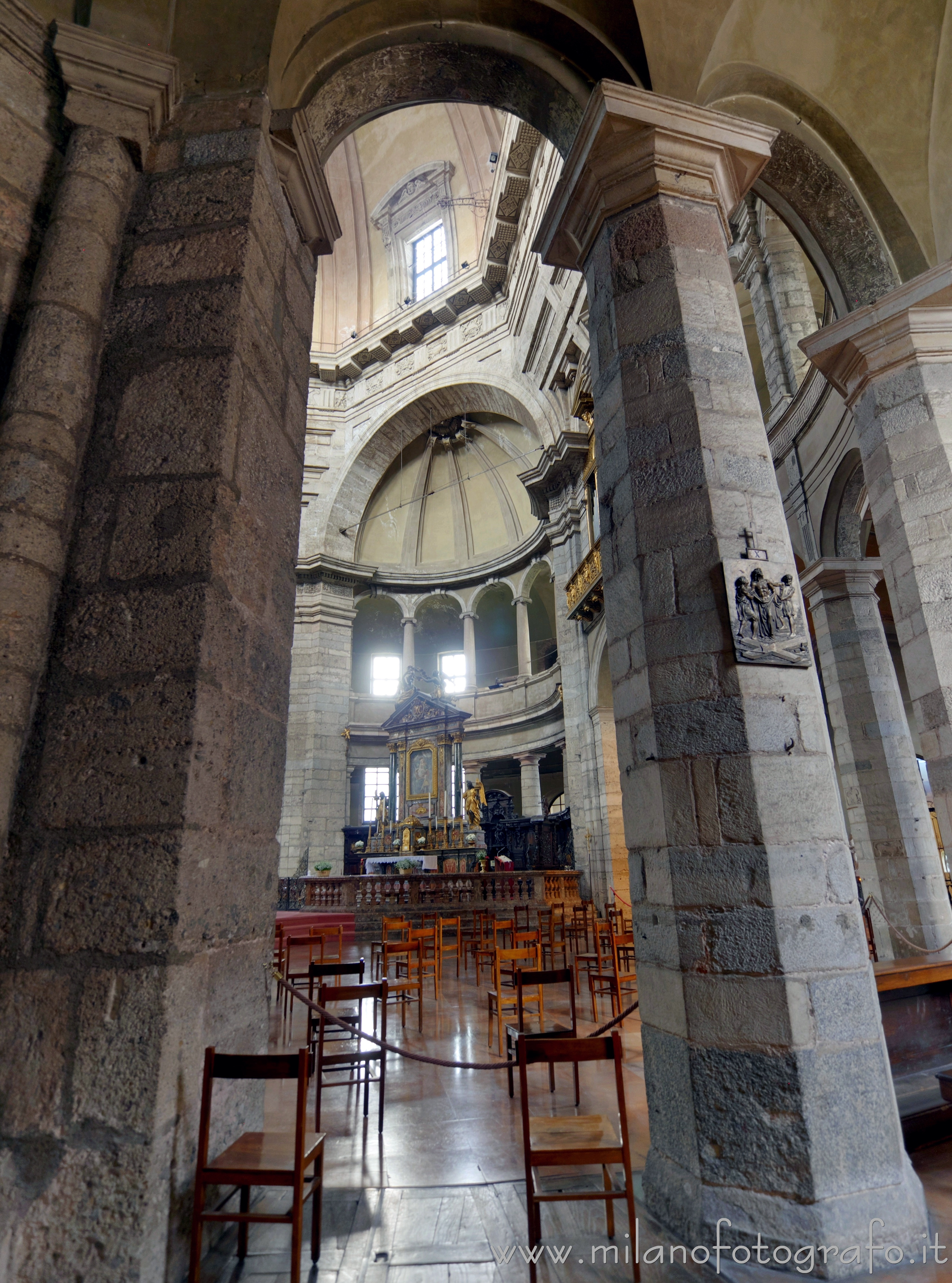 Milano - Altare maggiore della Basilica di San Lorenzo Maggiore visto dal deambulatorio